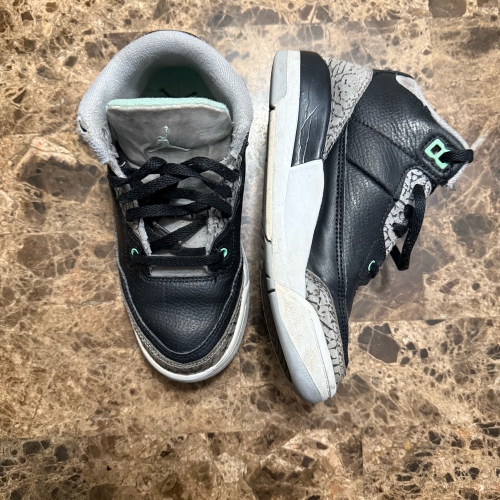 Jordan Retro 3 Green Glow Size 1Y Kids Black and Gray Sneakers